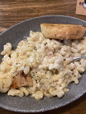 The chicken Alfredo with penne... or should I say macaroni.