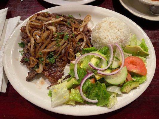 Carne encebollada