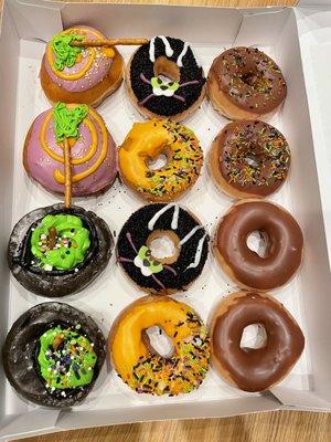 Box of a dozen Halloween donuts (2021)