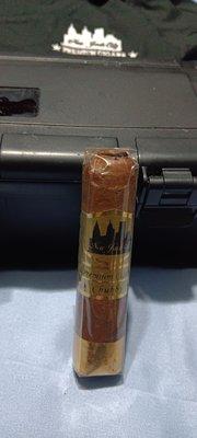 CHUBBY (medium to full) Robusto with hints from the earth. One of the top sellers.