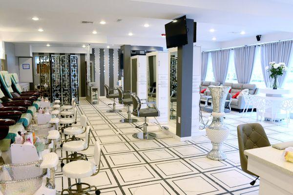 Salon equipped 6 large LED TVs and Bose sound system for you to relax.