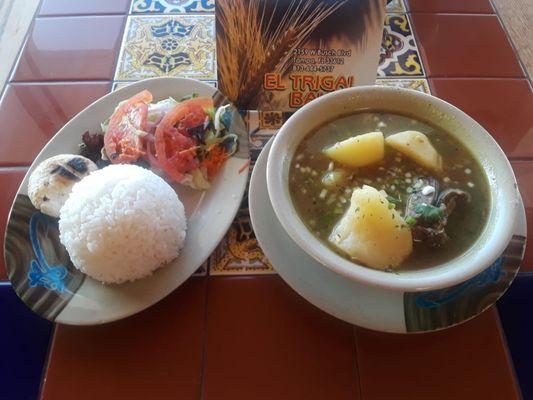 Desde la hora del desayuno el sábado llegas a encontrar un delicioso caldo de costilla