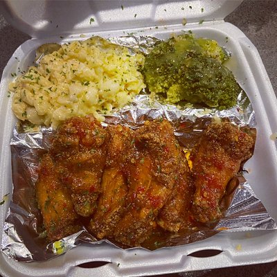 Sweet chili wings, broccoli & mac & cheese