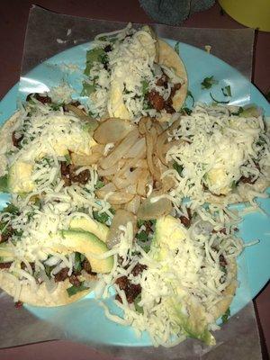 Tacos especiales! (aguacate, queso y cebolla asada)