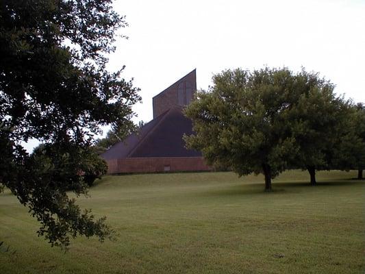 St Paul Presbyterian is located on the southeast corner of Bellaire Boulevard and the Southwest Freeway (U.S. 59).