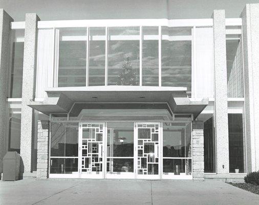 1998 New entrance to Eshleman Library.