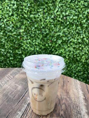 Iced cupcake latte