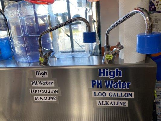 We have 2 faucets with High PH Premium Alkaline Water. 2 llaves para servir agua Alkalina Con alto PH