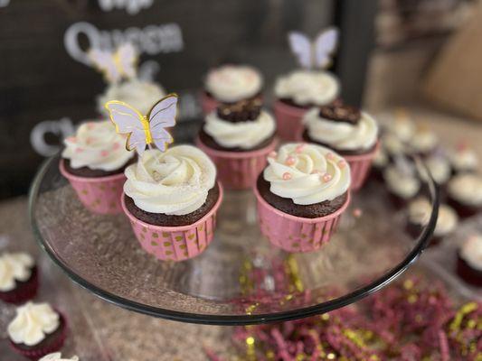 Dark Chocolate cupcake w/ creamcheese frosting