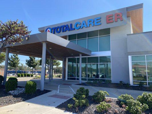 Front entrance of TotalCare Emergency Room in Arlington