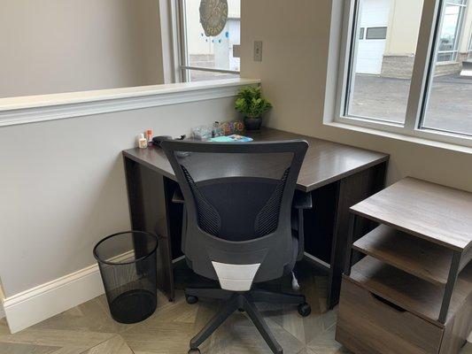 In the waiting room for interior cleaning, there are two corner desks so you can do work while you wait! WiFi is available for free.