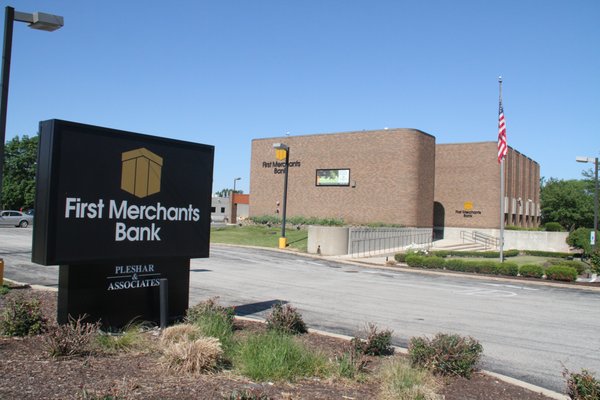 First Merchants BAnk on South Cass Avenue in Darien IL