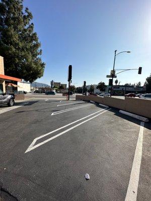 The small parking lot @ Glenoaks Blvd Dunkin' Donuts in Burbank CA.