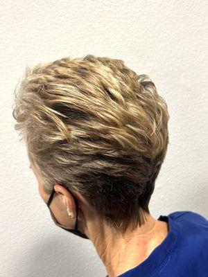 Great idea to camouflage gray hair by adding highlights and lowlights