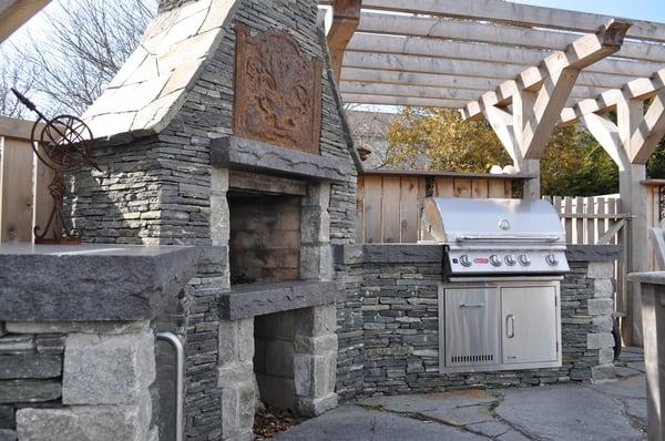 Outdoor kitchen w/ Fire place