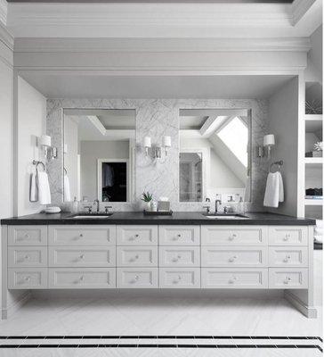 Loving the classic Black & White in this amazing Primary bathroom that was designed by Luxe Nest Interiors