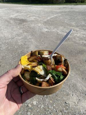 Breakfast bowl, vegetarian (but a sausage version is available) with local oyster mushrooms, Rose, !