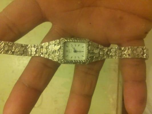 If u would be interested in buying this geneve classic quartz silver watch call me jesse at 2093125076