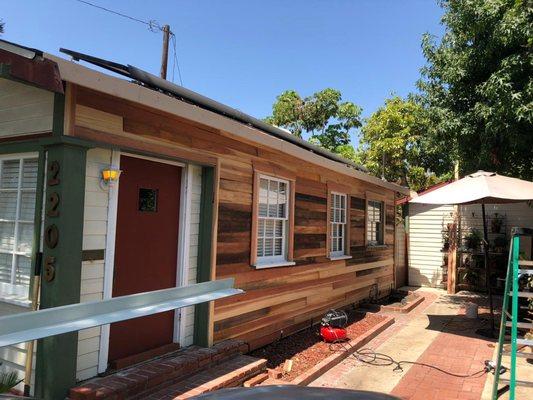 Red wood siding by HandymanReseda