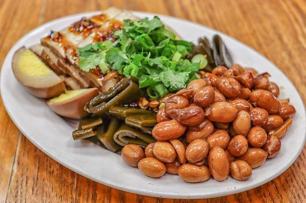 Braised combination plate (seaweed, bean curd, peanuts, braised eggs)