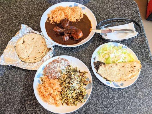 Mole con pollo, quesadilla de huitlacoche, desayuno rajas con queso.