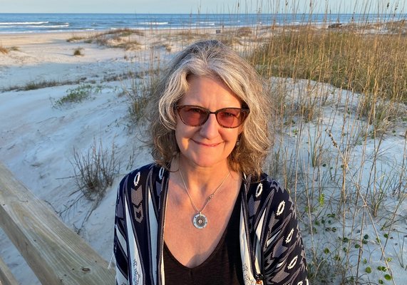 Lynn Bos, LCSW, ACHT, NARM Therapist, Reiki Master, Intuitive Counselor (She/Her)