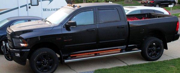 2 jobs (so far) done right by Island Auto Accessories on my 2016 RAM 2500. Side LED light bar and roof clearance lights.