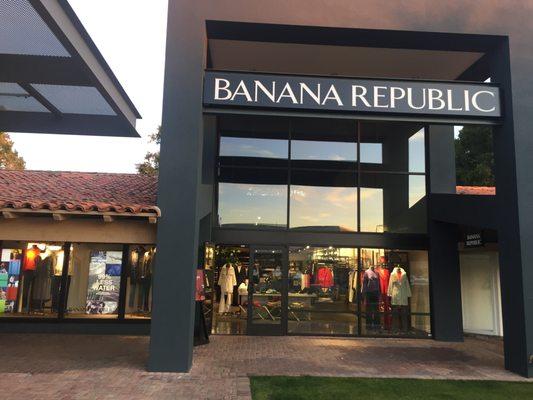 Exterior View - Banana Republic - Shops at Town & Country