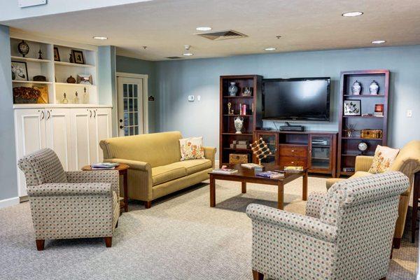 Castlewoods Place | Assisted Living & Memory Care | Brandon, MS | Sitting area with TV