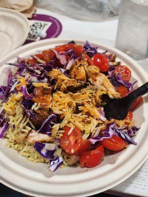 Bowl with rice, chicken, onions, tomatoes and cabbage