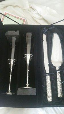 Picture of the flutes they sent with no crystals and the original flutes and servers that has crystals falling off and tarnished