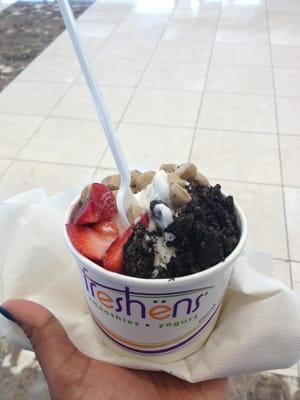 Vanilla yogurt with Oreo,strawberry & cookie dough topping