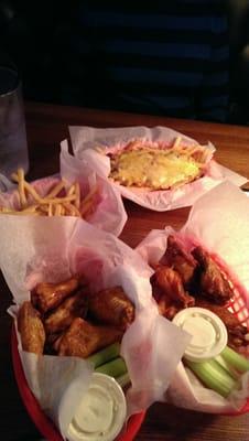 Buffalo Wings (hot); Chili cheese fries