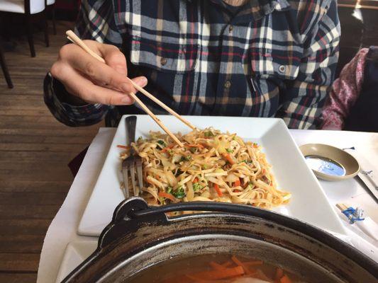 これは韓国麺に醤油の焼きそば。 でも私は焼きそば麺とウスターソースが好きです。 キャベツたっぷりの。