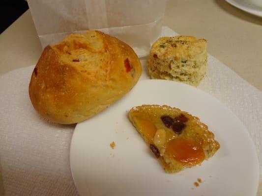 Red pepper bun, parmesan herb biscut, and fruit tart.