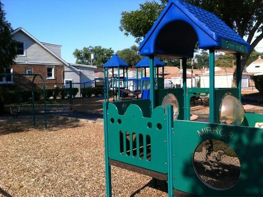 Small and big play structures, two sets of swings