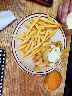 Fish filet sandwich w fries