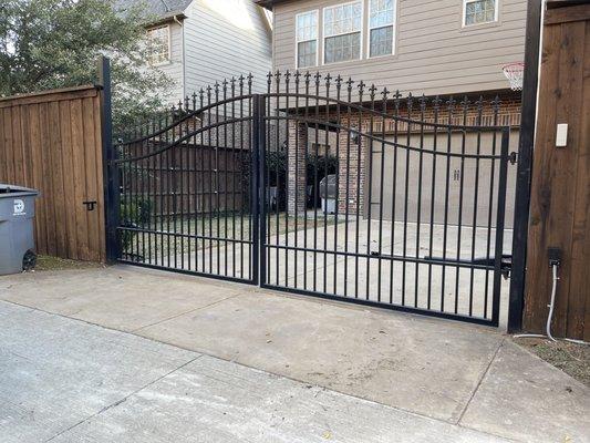 Dual swing gate with LA400