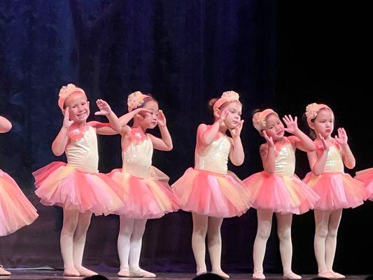 Lovely Starlight Tots performance of You are my Sunshine