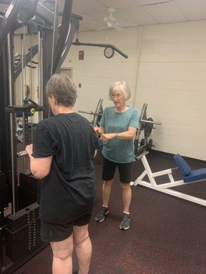 Aligning wrists for triceps pushdown.