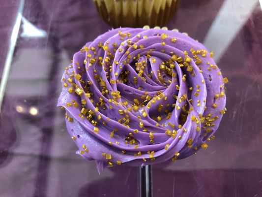 Vanilla cupcakes with 14k Gold Sprinkles