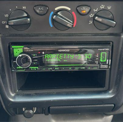 Great installation plus dash pocket kit included.