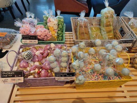 Cutesie meringues and cake pops