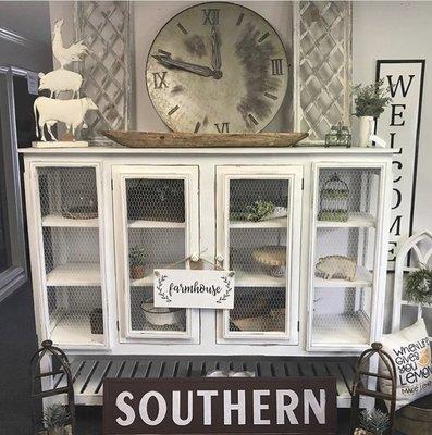 Farmhouse and home accents to brighten up your home