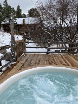 Main Cabin Come soak in the hot tub while viewing the star lit night skies.