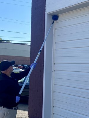 Dewebbing/treating for spiders around commercial property