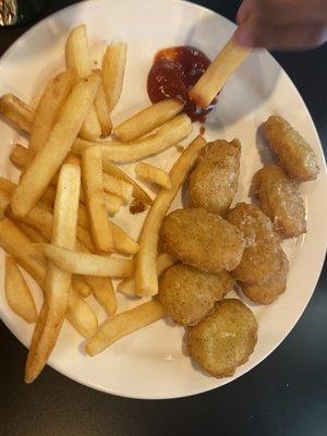 Kid's chicken nuggets with fries