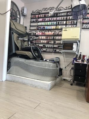 This salon does nails now