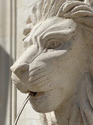 Lion head wall fountain