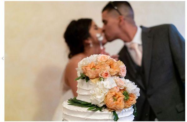 Scalloped whipped cream , vintage garden roses www.theweddingcakegallery.com